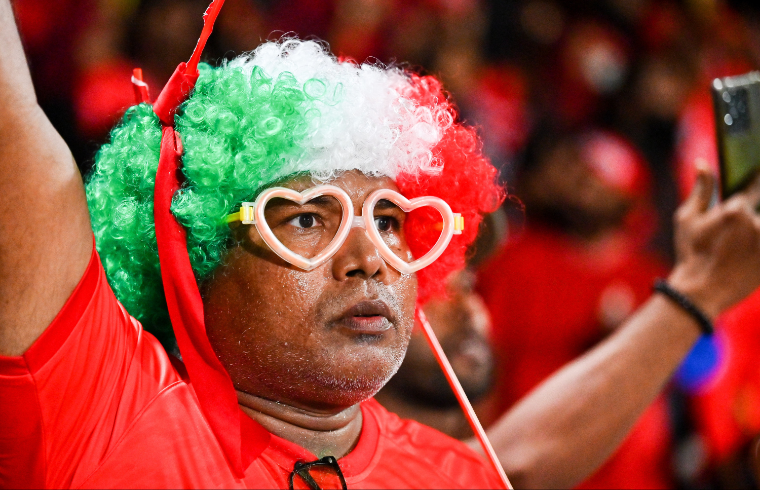 ގޯލްޑް ކަޕް ފައިނަލްގައި އައްޑު އާއި އޭދަފުށި ކުޅުނު މެޗުގައި އޭދަފުށީގެ ސަޕޯޓަރުން ޓީމަށް ތަރުހީބު ދެނީ.---ފޮޓޯ: ފަޔާޒު މޫސާ| މިހާރު