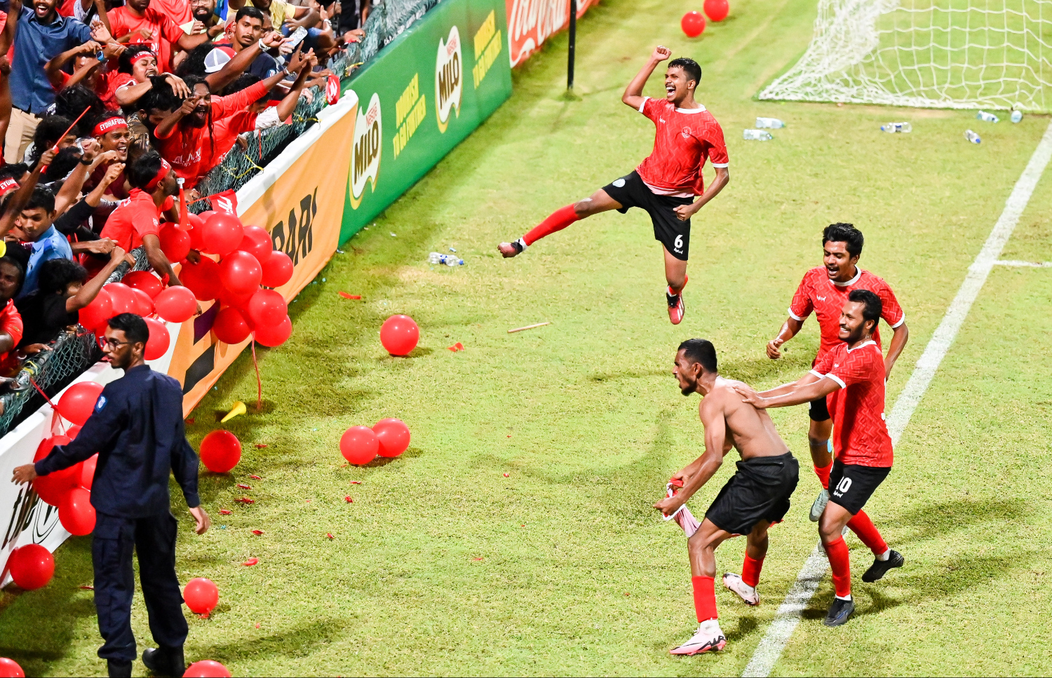 ގޯލްޑް ކަޕް ފައިނަލުގައި ލަނޑު ޖެހުމަށް ފަހު، އޭދަފުށި ޓީމުގެ އަލީ ފާސިރު (ސެންޓޭ) އުފާފާޅުކުރަނީ.---ފޮޓޯ: ފަޔާޒު މޫސާ| މިހާރު