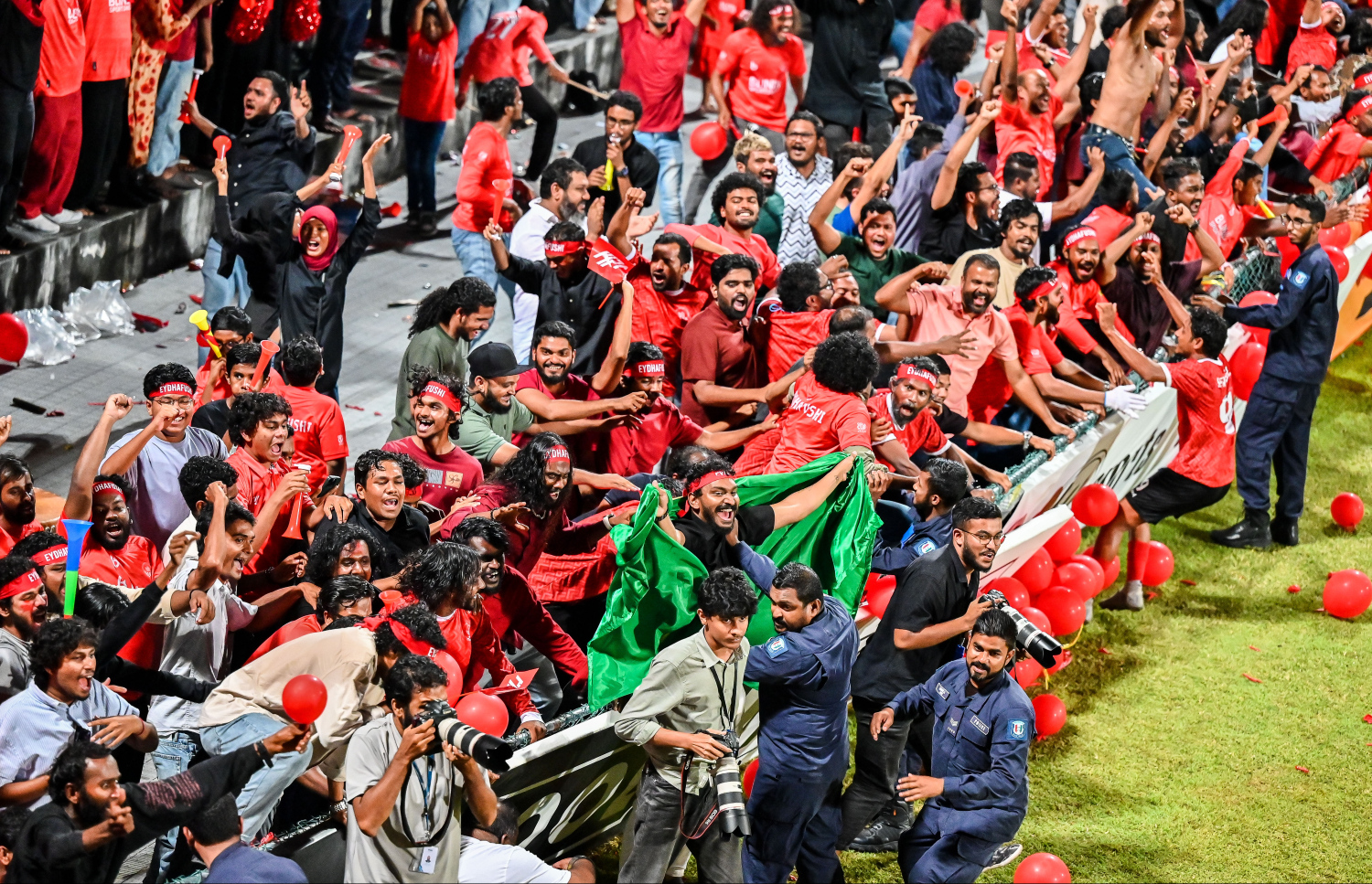 ގޯލްޑް ކަޕް ފައިނަލްގައި އައްޑު އާއި އޭދަފުށި ކުޅުނު މެޗުގައި އައްޑޫގެ މައްޗަށް ކާމިޔާބު ކުރި ލަނޑު ޖެހުމާ އެކު، އޭދަފުށީގެ ސަޕޯޓަރުން އުފާފާޅުކުރަނީ.---ފޮޓޯ ފަޔާޒު މޫސާ| މިހާރު