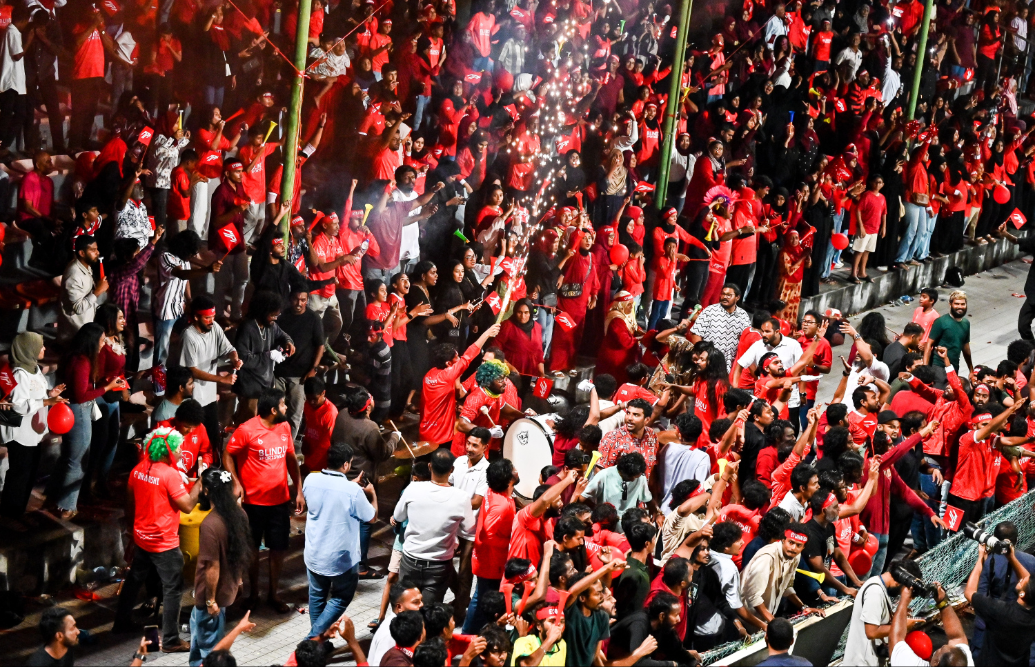 ގޯލްޑް ކަޕް ފައިނަލްގައި އައްޑު އާއި އޭދަފުށި ކުޅުނު މެޗުގައި އޭދަފުށި ސަޕޯޓަރުން ޓީމަށް ތަރުހީބު ދެނީ: އޭދަފުށިން މާލެ އަށް ވަރަށް ގިނަ ބަޔަކު އައިސް އެ ޓީމު މޮޅު ކޮށްދޭން ހިތްވަރު ދިން.---ފޮޓޯ: ފަޔާޒު މޫސާ| މިހާރު