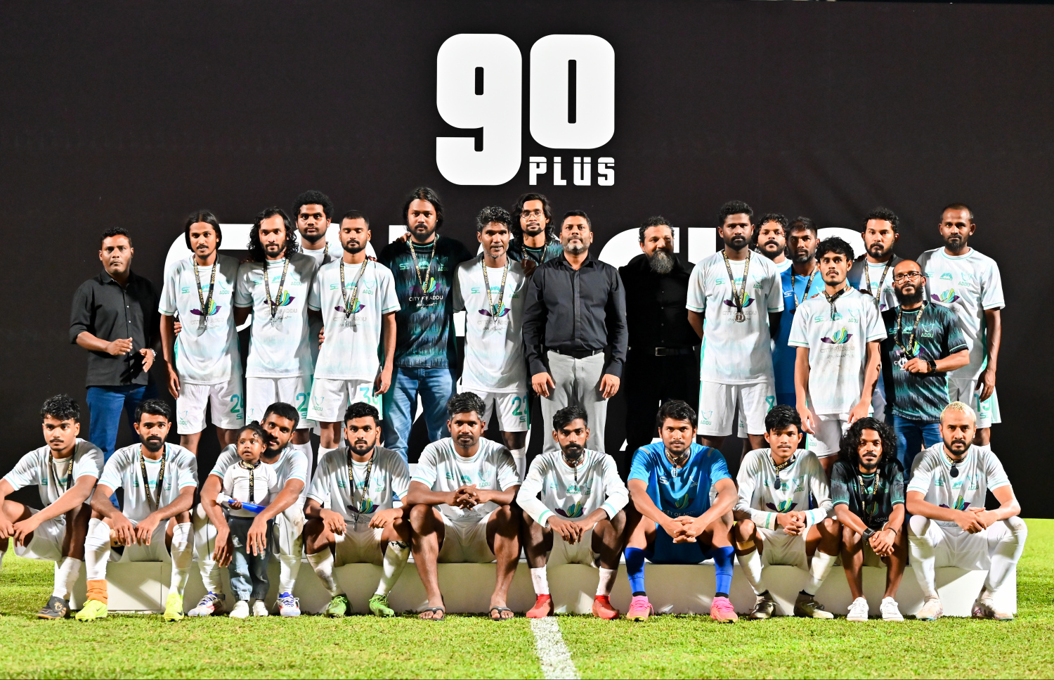 ސްޕޯޓްސް މިނިސްޓަރު ރާފިއުއާ އެކު، ގޯލްޑް ކަޕް މުބާރަތުގެ ރަނަރަޕް ޓީމު އައްޑޫ ގުރޫޕް ފޮޓޯއެއް ނަގަނީ: މުބާރާތުގެ ފައިނަލާ ހަމައަށް އައްޑޫ ކުރި ދަތުރުގައި އެއްވެސް މެޗަކުން އެ ޓީމު ބަލިވެފައެއް ނުވޭ.-- ފޮޓޯ: ފަޔާޒް މޫސާ | މިހާރު