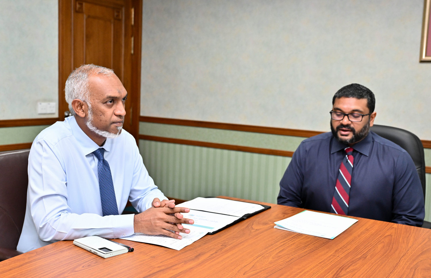 ނޭޝަނަލް ޑިޒާސްޓާ މެނޭޖުމަންޓް ކައުންސިލުން ބޭއްވި ބައްދަލުވުމުގައި ރައީސް ޑރ. މުހައްމަދު މުއިއްޒު އަދި ޑިފެންސް މިނިސްޓަރު ޣައްސާން މައުމޫން ބައިވެރިވެވަޑައިގަންނަވަނީ.-- ފޮޓޯ: ރައީސް އޮފީސް