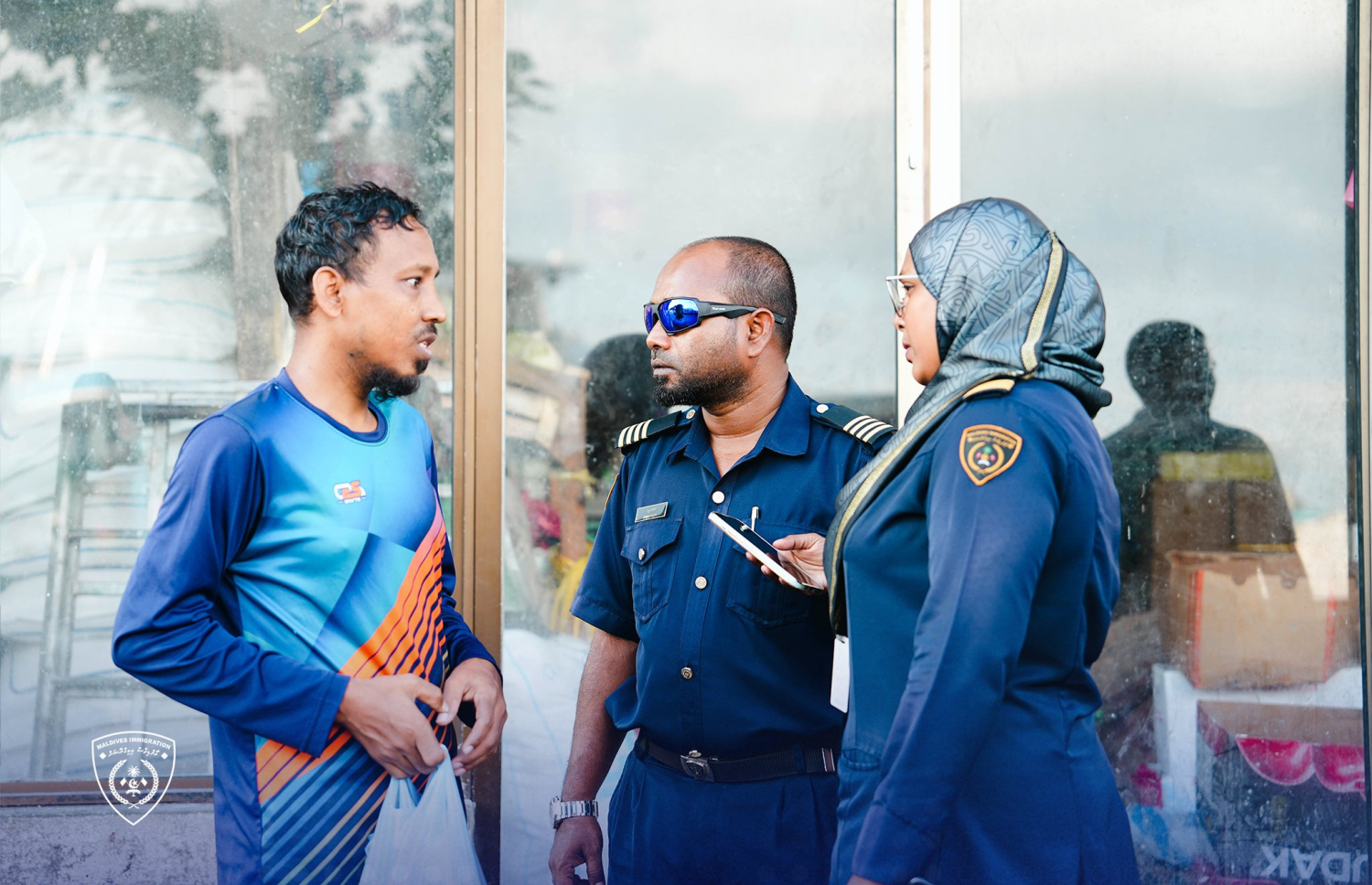 ގަވައިދާ ހިލާފަށް އުޅޭ ބިދޭސީންގެ ހޯދުމަށް އިމިގްރޭޝަނުން ހިންގި އޮޕަރޭޝަނެއްގައި ބިދޭސީއަކާ ސުވާލުކުރަނީ-- ފޮޓޯ: އިމިގްރޭޝަން