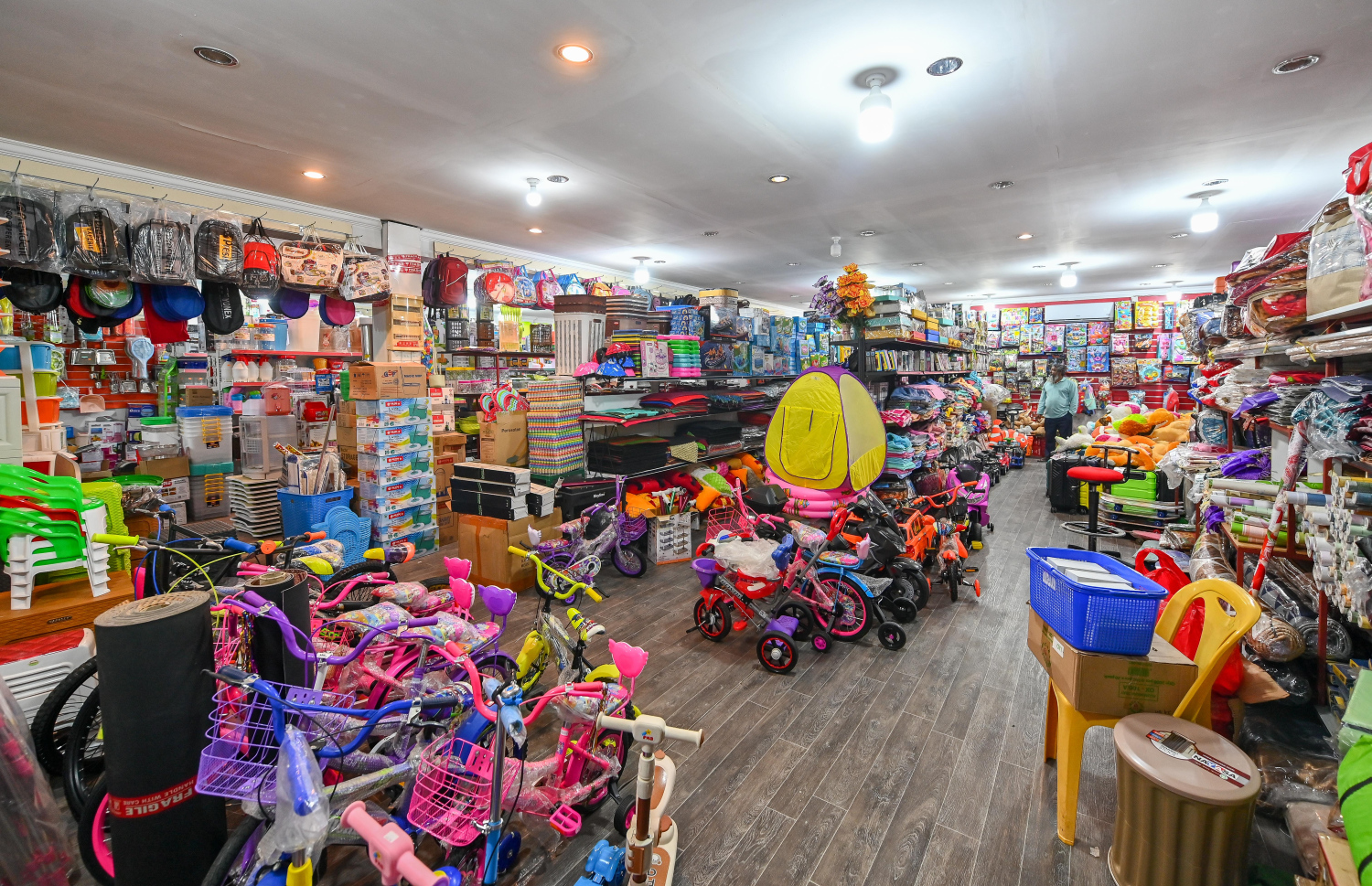 މަސްއޫދު ހިއްސާވެގެން ކުޑަހުވަދޫގައި ހިންގާ "ފެމިލީ މާޓު" ފިހާރައިގައި ވިއްކަން ހުރި ބައެއް ތަކެތި.-- ފޮޓޯ: ނިޝާން އަލީ/ މިހާރު