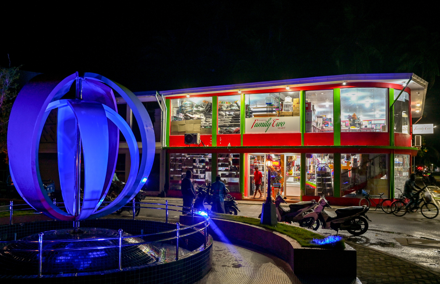 ކުޑަހުވަދޫގެ ބަނދަރުގައި ހަދާފައިވާ ބޮޑު ފިހާރައެއް. މި ރަށުގައި ބޮޑެތި ވިޔަފާރިތައް ކުރޭ.-- ފޮޓޯ: ނިޝާން އަލީ/ މިހާރު