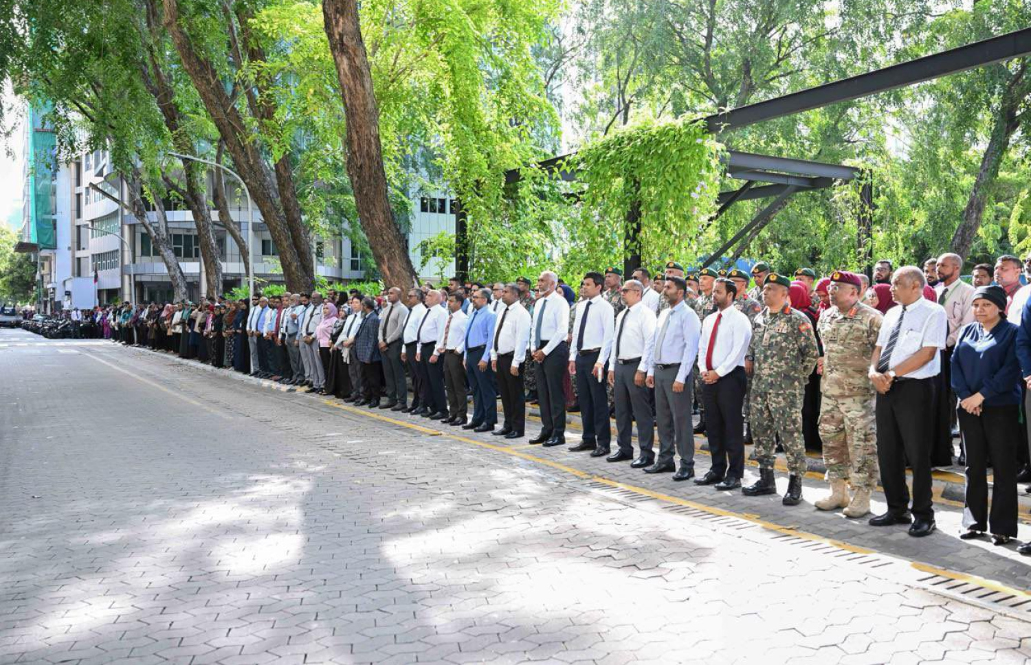 ސުނާމީ އެރި ހާދިސާ އަށް 20 އަހަރު ފުރުމާ ގުޅިގެން ރައީސް އޮފީސް ކުރިމަތީ މިއަދު ބޭއްވި ސުކޫތުގެ ތެރެއިން--ފޮޓޯ: ރައީސް އޮފީސް