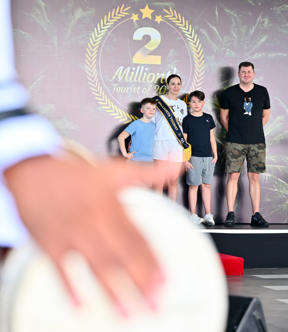 މި އަހަރު ރާއްޖެ އަށް އައި ދެ މިލިއަން ވަނަ ޓޫރިސްޓަށް މަރުހަބާ ކިޔަން ވެލާނާ އިންޓަނޭޝަނަލް އެއާޕޯޓުގައި މިއަދު ބޭއްވި ހާއްސަ ހަފްލާ .-- ފޮޓޯ: ނިޝާން އަލީ / މިހާރު