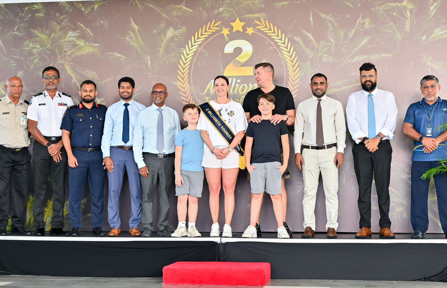 މި އަހަރު ރާއްޖެ އަށް އައި ދެ މިލިއަން ވަނަ ޓޫރިސްޓުގެ ޝަރަފު ހޯދި އޮސްޓްރިއާގެ އަންހެން މީހާއެކު ސަރުކާރު ކުންފުނިތަކާއި މިނިސްޓްރީތަކުގެ އިސްވެރިން ފޮޓޯއަކަށް ހުއްޓިގެން .-- ފޮޓޯ: ނިޝާން އަލީ / މިހާރު