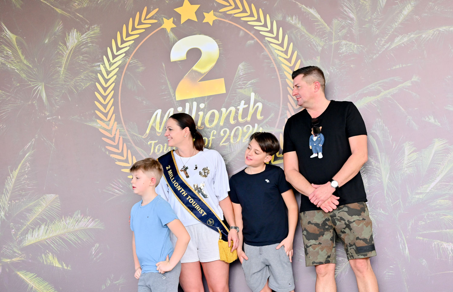 މި އަހަރު ރާއްޖެ އަށް އައި ދެ މިލިއަން ވަނަ ޓޫރިސްޓުގެ ޝަރަފު ހޯދި އޮސްޓްރިއާގެ އަންހެންމީހާ އޭނާގެ އާއިލާއާއެކު .-- ފޮޓޯ: ނިޝާން އަލީ / މިހާރު