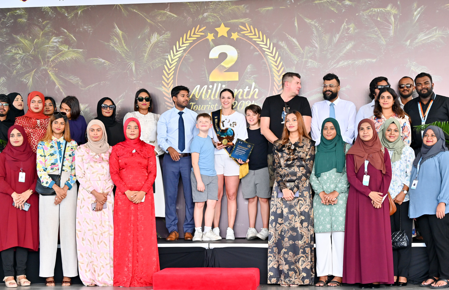 މިއަހަރު ރާއްޖެއަށް އައި ދެ މިލިއަން ވަނަ ޓޫރިސްޓުގެ ޝަރަފު ހޯދި އޮސްޓްރިއާގެ އަންހެން މީހާއެކު އެމްއެމްޕީއާރްސީގެ އެމްޑީ މުހައްމަދު ޝިއުރީ އަދި އެ ކުންފުނީގެ މުވައްޒަފުން ފޮޓޯއަކަށް ހުއްޓިގެން .-- ފޮޓޯ: ނިޝާން އަލީ / މިހާރު