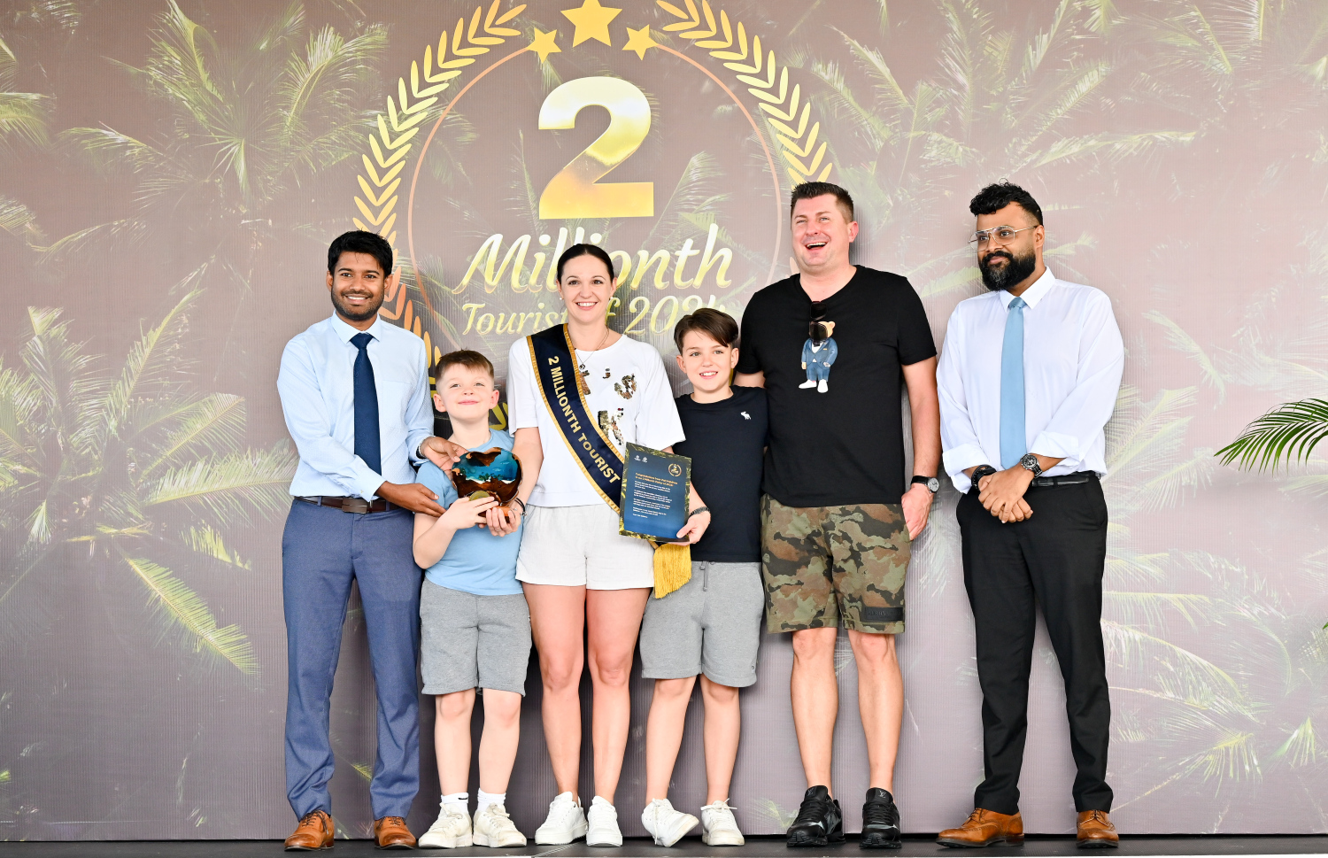 މި އަހަރު ރާއްޖެ އަށް އައި ދެ މިލިއަން ވަނަ ޓޫރިސްޓުގެ ޝަރަފު ހޯދީ އޮސްޓްރިއާގެ އަންހެން މީހާއަށް އެމްއެމްޕީއާރްސީގެ އެމްޑީ މުހައްމަދު ޝިއުރީ މަރުހަބާ ކިޔަނީ .-- ފޮޓޯ: ނިޝާން އަލީ / މިހާރު