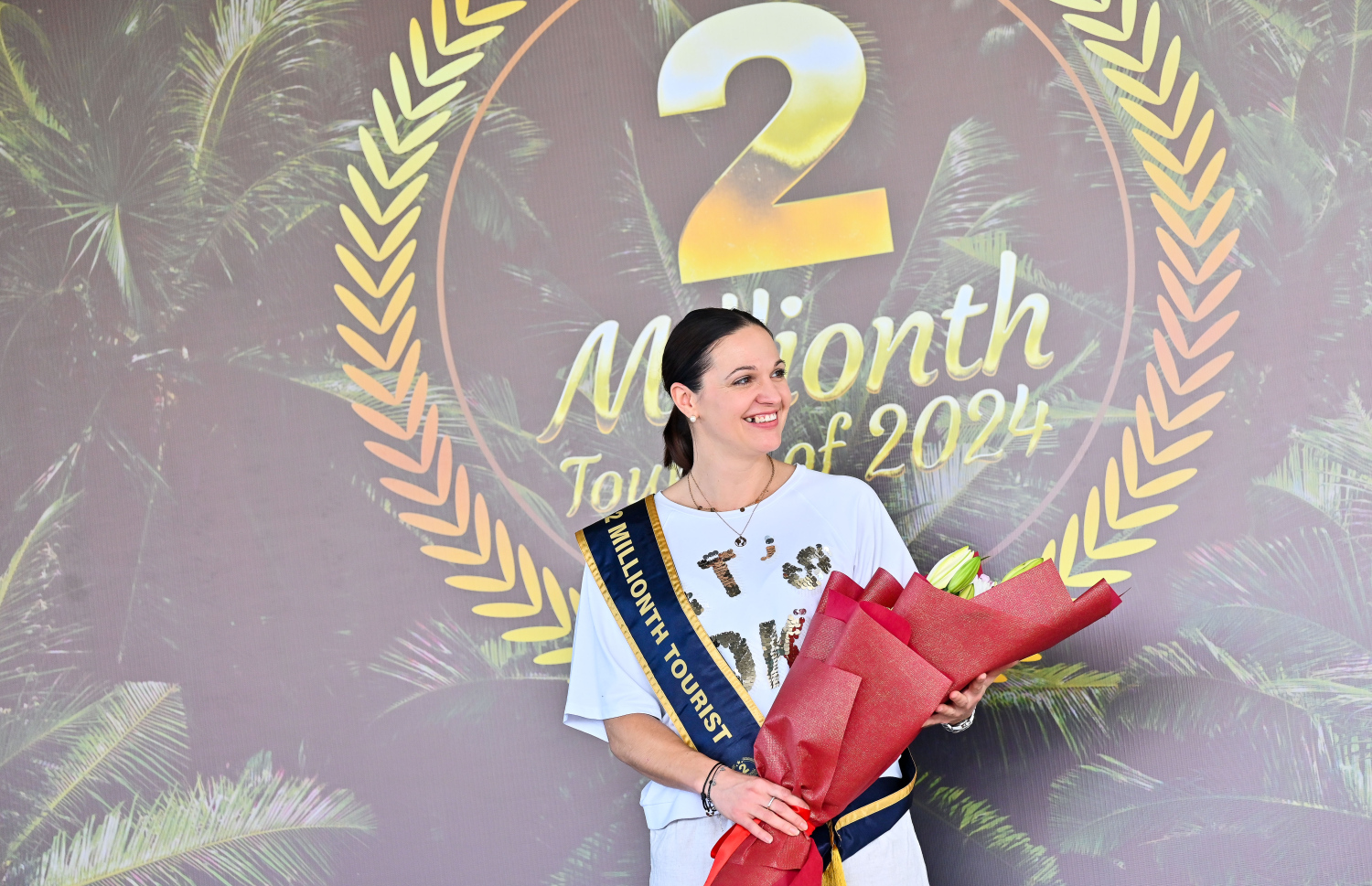 މި އަހަރު ރާއްޖެ އަށް އައި ދެ މިލިއަން ވަނަ ޓޫރިސްޓަށް މަރުހަބާ ކިޔަން ވެލާނާ އިންޓަނޭޝަނަލް އެއާޕޯޓުގައި މިއަދު ބޭއްވި ހާއްސަ ހަފްލާ .-- ފޮޓޯ: ނިޝާން އަލީ / މިހާރު