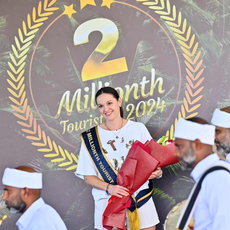 މި އަހަރު ރާއްޖެ އަށް އައި ދެ މިލިއަން ވަނަ ޓޫރިސްޓުގެ ޝަރަފު ހޯދި އޮސްޓްރިއާގެ އަންހެން މީހާއަށް ވެލާނާ އިންޓަނޭޝަނަލް އެއާޕޯޓުން މަރުހަބާ ކިޔަނީ .-- ފޮޓޯ: ނިޝާން އަލީ / މިހާރު