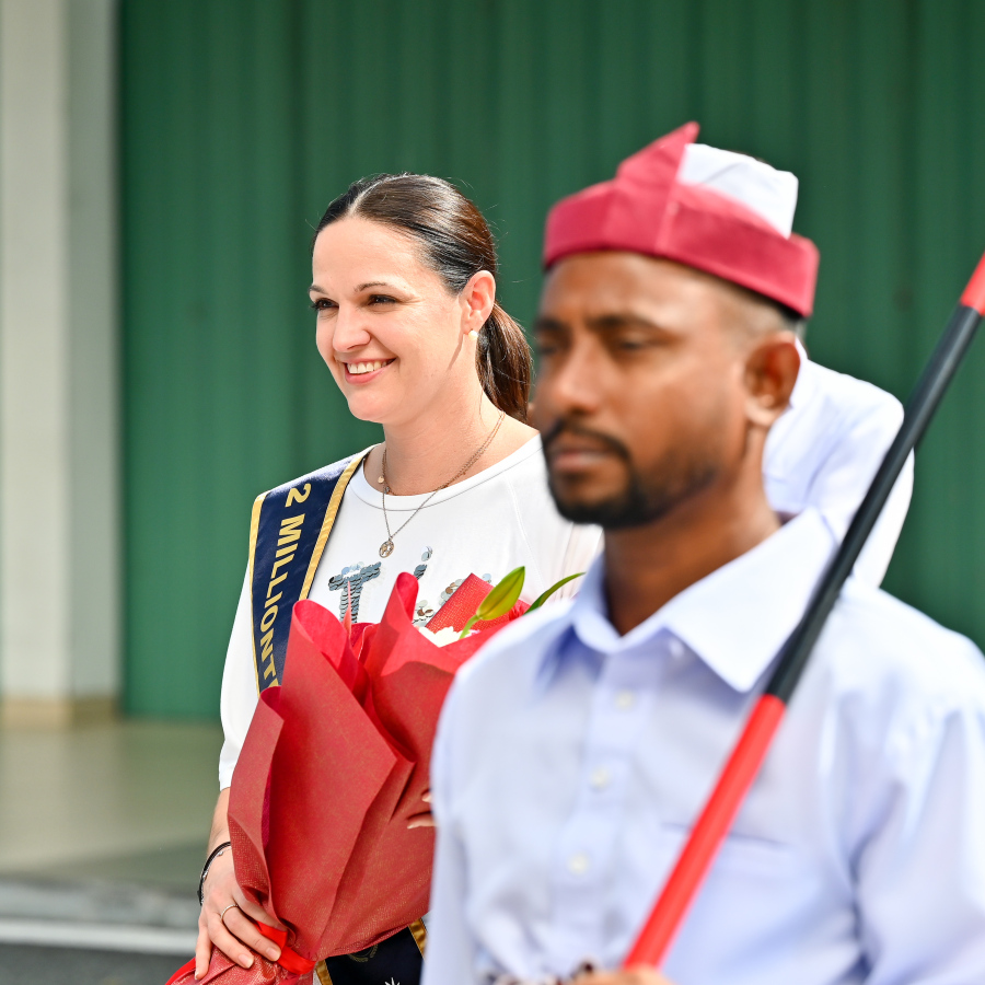 މި އަހަރު ރާއްޖެ އަށް އައި ދެ މިލިއަން ވަނަ ޓޫރިސްޓުގެ ޝަރަފު ހޯދި އޮސްޓްރިއާގެ އަންހެން މީހާއަށް ވެލާނާ އިންޓަނޭޝަނަލް އެއާޕޯޓުން މަރުހަބާ ކިޔަނީ .-- ފޮޓޯ: ނިޝާން އަލީ / މިހާރު