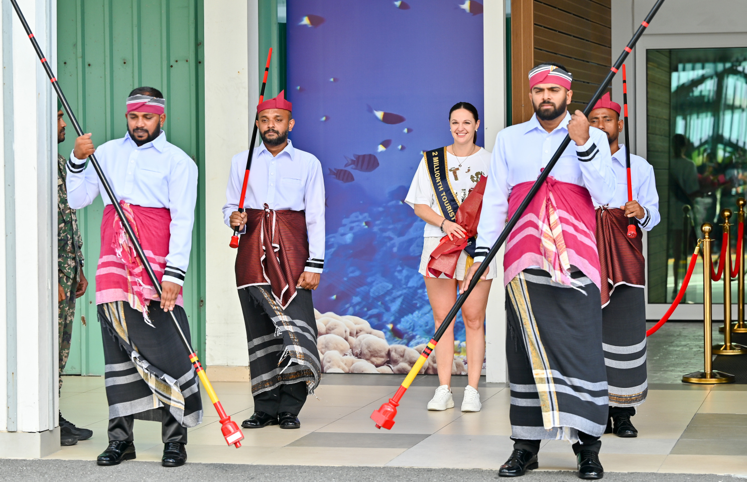 މި އަހަރު ރާއްޖެ އަށް އައި ދެ މިލިއަން ވަނަ ޓޫރިސްޓަށް މަރުހަބާ ކިޔަން ވެލާނާ އިންޓަނޭޝަނަލް އެއާޕޯޓުގައި މިއަދު ބޭއްވި ހާއްސަ ހަފްލާ .-- ފޮޓޯ: ނިޝާން އަލީ / މިހާރު