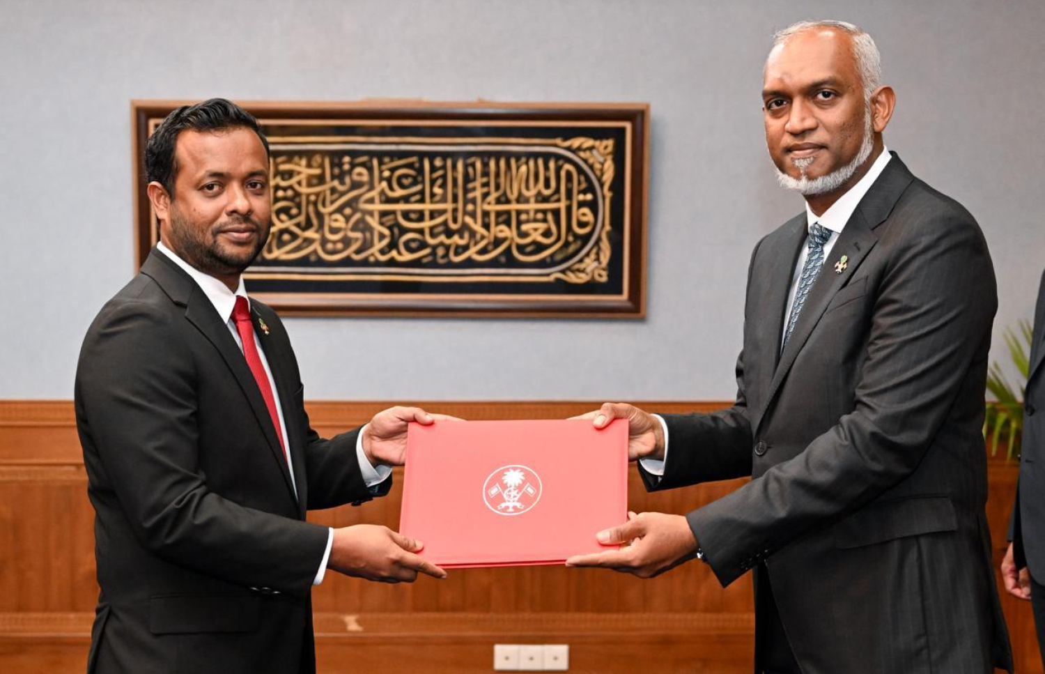 ރައީސް ޑރ. މުހައްމަދު މުއިއްޒު، ކޮންސްޓްރަކްޝަން، ހައުސިން އެންޑް އިންފްރާސްޓްރަކްޗާ މިނިސްޓަރު ކަމުގެ ފަތްކޮޅު ޑރ. އަބްދުﷲ މުއްތޮލިބްއާ ހަވާލުކުރައްވަނީ.-- ފޮޓޯ: ރައީސް އޮފީސް