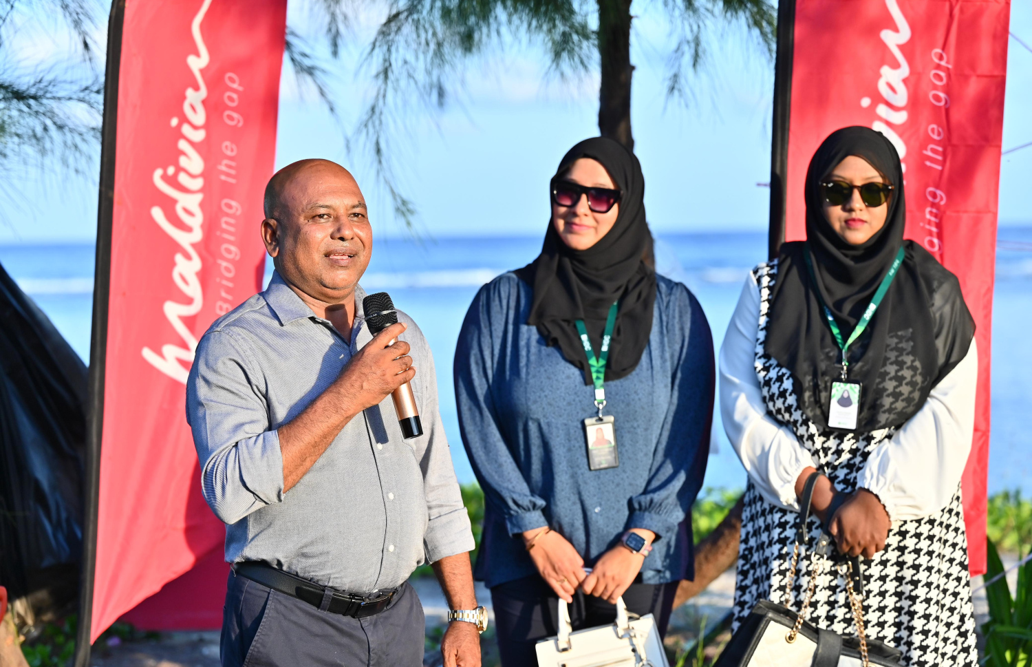 މޯލްޑިވިއަންގެ ޑެޕިއުޓީ މެނޭޖިން ޑިރެކްޓަރު އަލީ ސަލީމް ގަސް އިންދުމުގެ ހަރަކާތުގައި ވާހަކަ ދައްކަވަނީ. -- ފޮޓޯ: ނިޝާން އަލީ | މިހާރު