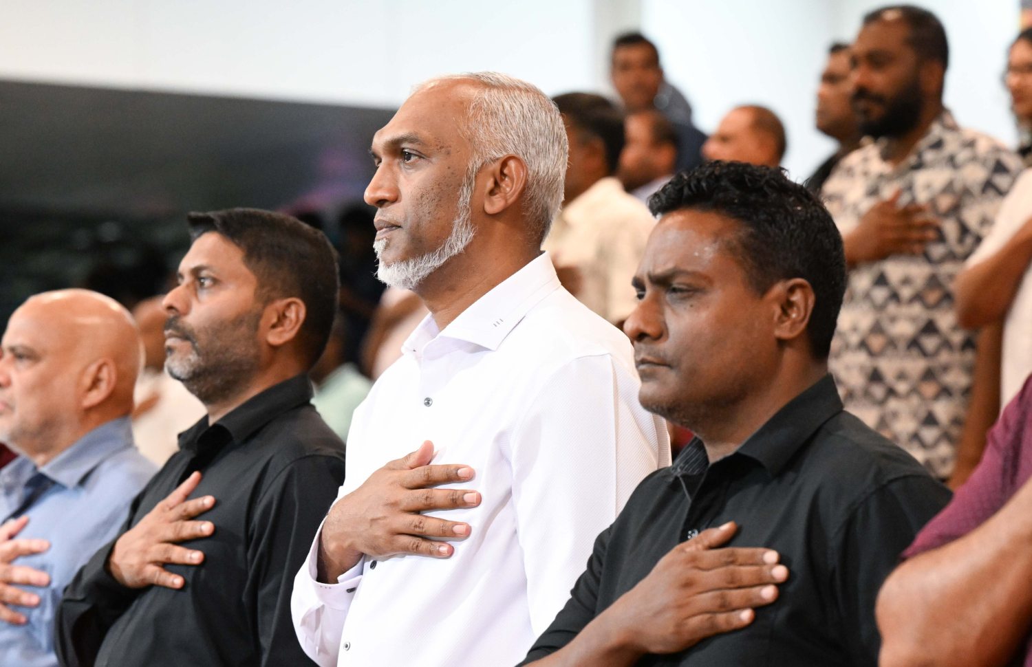 މުބާރާތުގެ ފައިނަލު މެޗުގައި ޝާޒު: ރައީސް ޑރ. މުހައްމަދު މުއިއްޒާއި ސްޕޯޓްސް މިނިސްޓަރު ރާފިއުއާ އެކު --- ފޮޓޯ: ރައީސް އޮފީސް