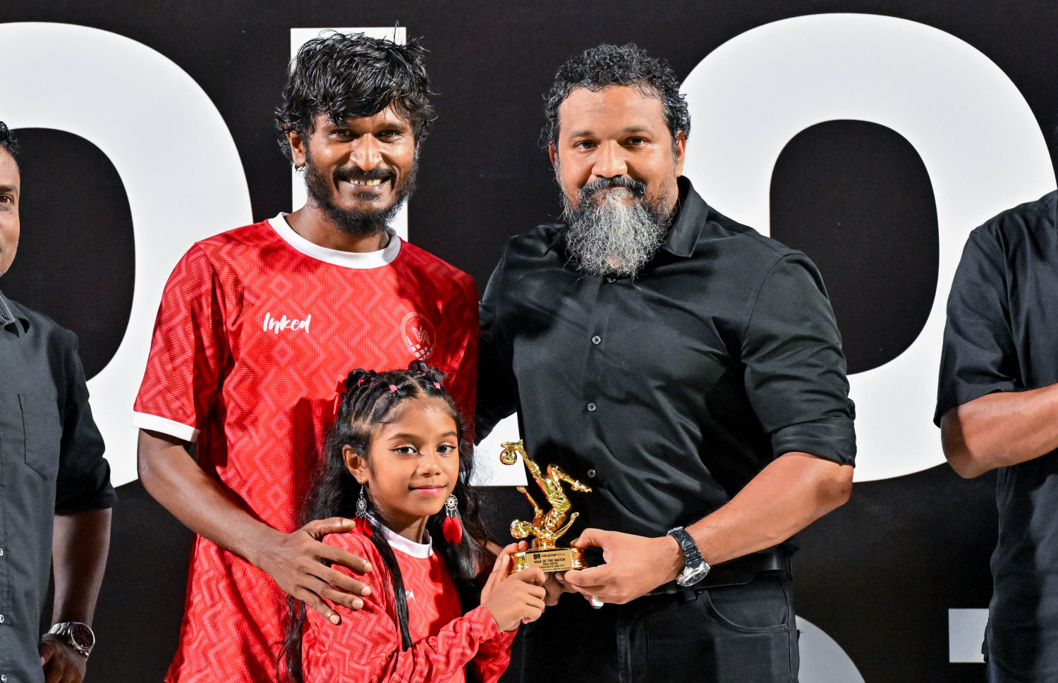 ނިސްތާރު (ކ) މުބާރާތުގައި ކުޅުނު ކުޅުންތެރިޔަކަށް އިނާމު ހަވާލުކޮށް ދެނީ