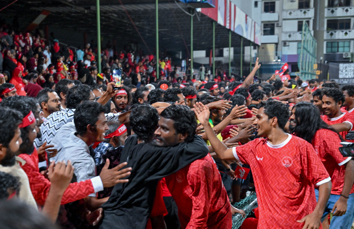 އޭދަފުށީގެ ކުޅުންތެރިން ފައިނަލު މެޗަށް ފަހު ސަޕޯޓަރުންނާ އެކު އުފާފާޅު ކުރަނީ