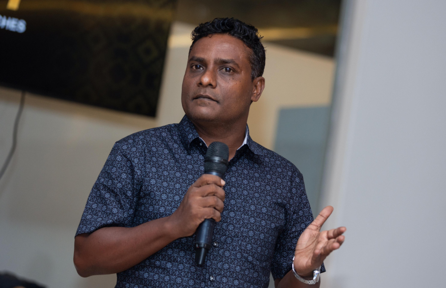 މުބާރާތުގެ ގުރު ނެގުމަށް ބޭއްވި ރަސްމިއްޔާތުގައި ޝާޒު ވާހަކަ ދައްކަނީ --- ފައިލް ފޮޓޯ: ފަޔާޒު މޫސާ | މިހާރު