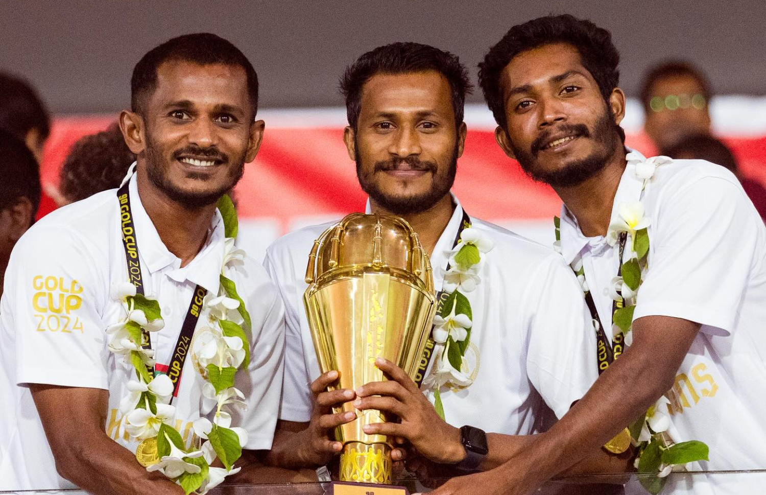 އޭދަފުށީގެ ހައިޝަމް (ކ) އާއި ހަމްޕު (މ) އަދި ސެންޓޭ ގޯލްޑް ކަޕުގެ ޓްރޮފީއާ އެކު. -- ފޮޓޯ: ސިޑިބަރި