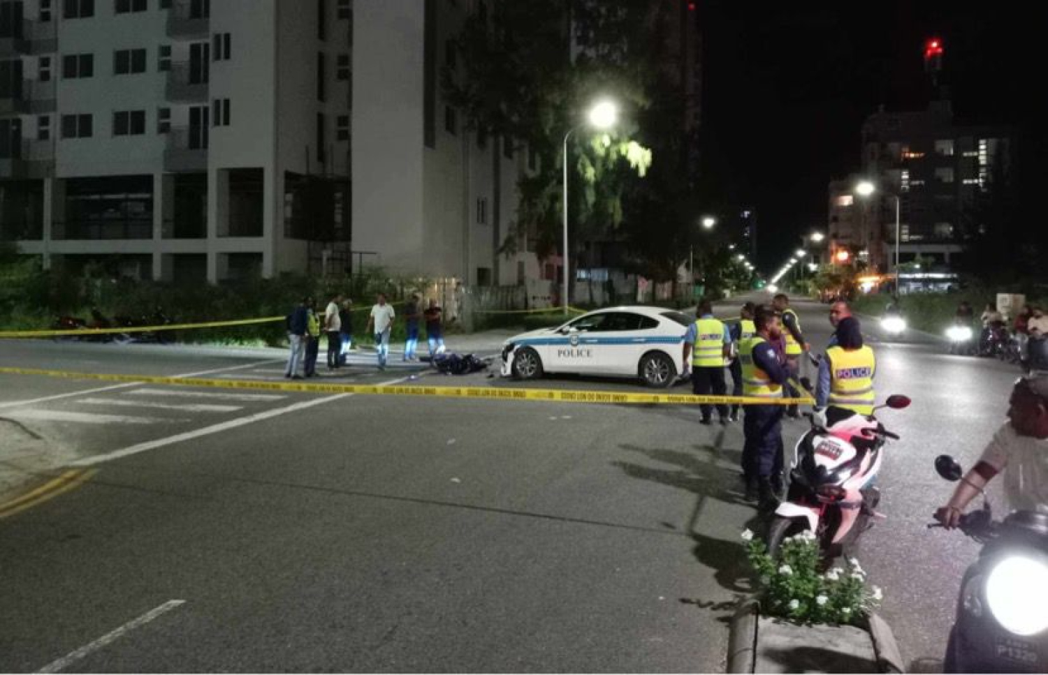 ހުޅުމާލޭގައި ޕޮލިސް ކާރަކާއި ސައިކަލެއް ޖެހި އެކްސިޑެންޓުވެފައި.-- ފޮޓޯ: ކިއުންތެރިއެއް