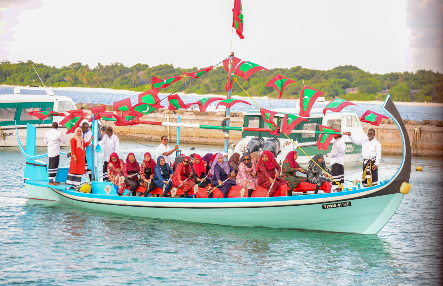 ފުޓްބޯޅަ ޓީމު އިއްޔެ ހަވީރު އެރަށަށް ދިއުމުން ކުޅުންތެރިން ދަތުރުކުރި ލޯންޗަށް ރަށުގެ ފަޅުތެރޭން ވަނީ ކުރުފަލީގެ މަރުހަބާއެއް ކިޔައިފަ.--- ފޮޓޯ: އަހުމަދު ޔާނިއު