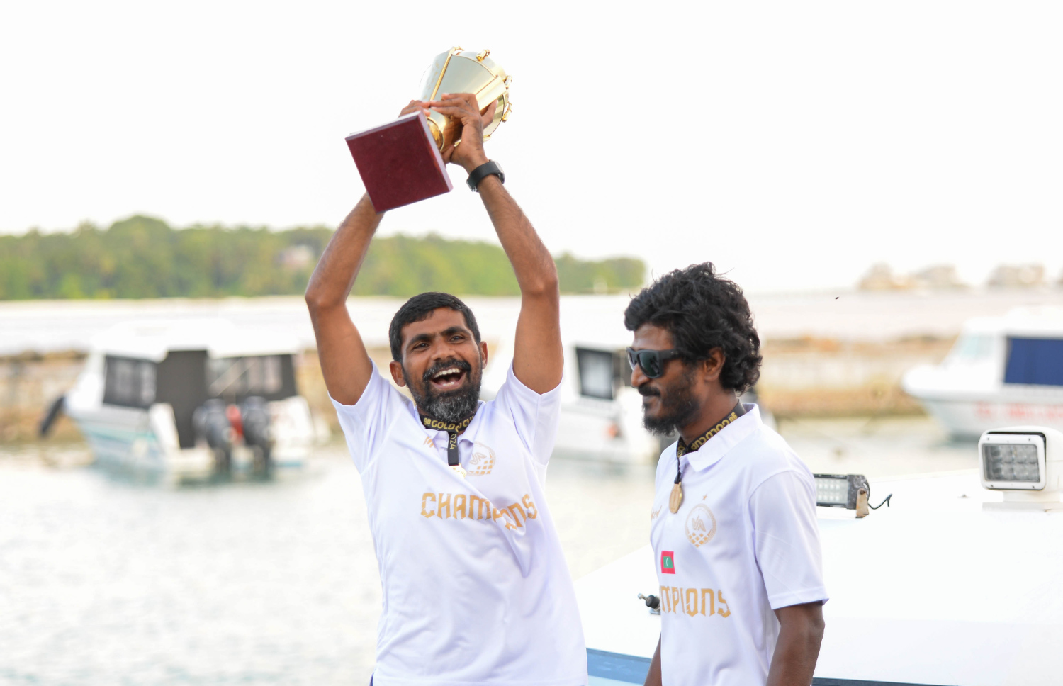 ޓީމުގެ ކެޕްޓަން އިޝާން އިބްރާޙިމް (ސައްޓު) ގޯލްޑް ކަޕްގެ ޗެމްޕިއަން ޓްރޮފީ ހިފައިގެން.--- ފޮޓޯ: އަހުމަދު ޔާނިއު