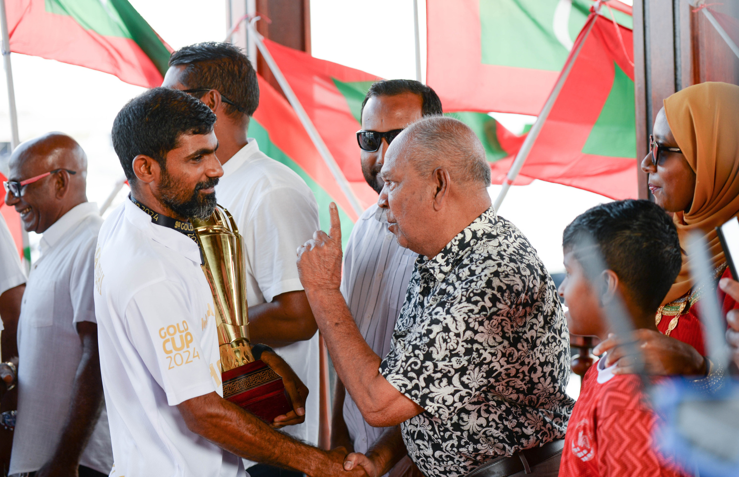 ގޯލްޑް ކަޕް ކާމިޔާބުކުރި ބ. އޭދަފުށި ފުޓްބޯޅަ ޓީމު އިއްޔެ ހަވީރު އެރަށަށް ދިއުމުން މަރުހަބާ ކިޔަނީ.--- ފޮޓޯ: އަހުމަދު ޔާނިއު