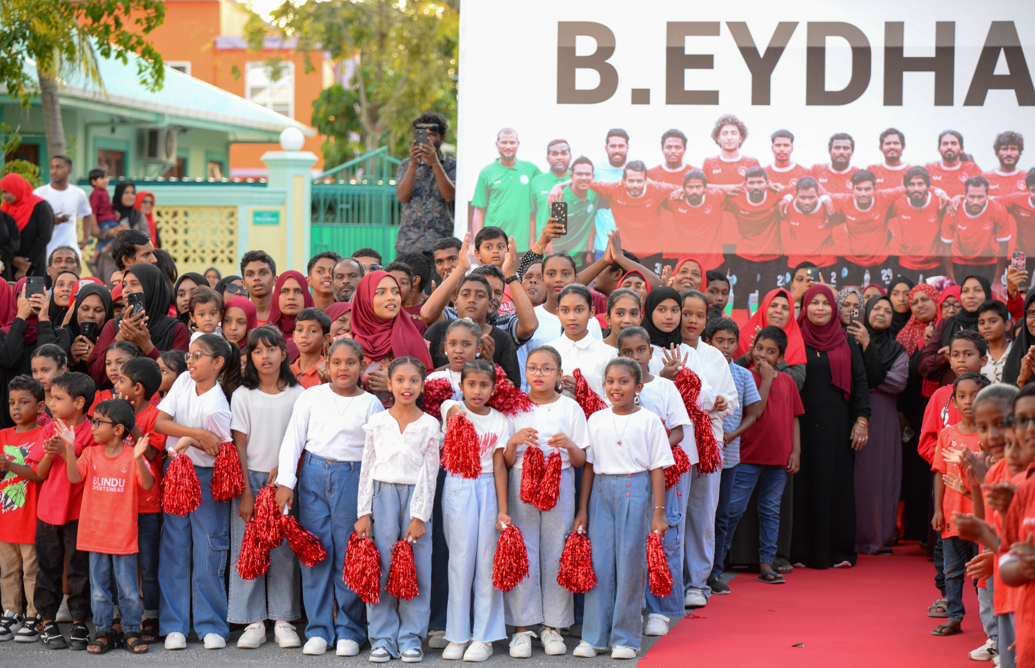 ފުޓްބޯޅަ ޓީމަށް މަރުހަބާ ކިޔަން އޭދަފުށީގެ ރައްޔިތުން ބަނދަރު ކައިރީ އެއްވެގެން.--- ފޮޓޯ: އަހުމަދު ޔާނިއު