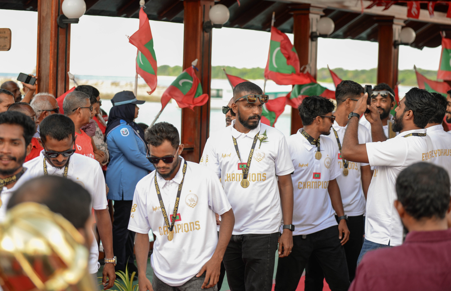 ނައިންޓީ ޕްލަސް ގޯލްޑް ކަޕް ކާމިޔާބުކުރި ބ. އޭދަފުށި ފުޓްބޯޅަ ޓީމު އިއްޔެ ހަވީރު އެރަށަށް ދިއުމުން ކުރިއަށް ގެންދިޔަ އުފާފާޅުކުރުމުގެ ހަރަކާތްތަކުގެ ތެރެއިން.--- ފޮޓޯ: އަހުމަދު ޔާނިއު