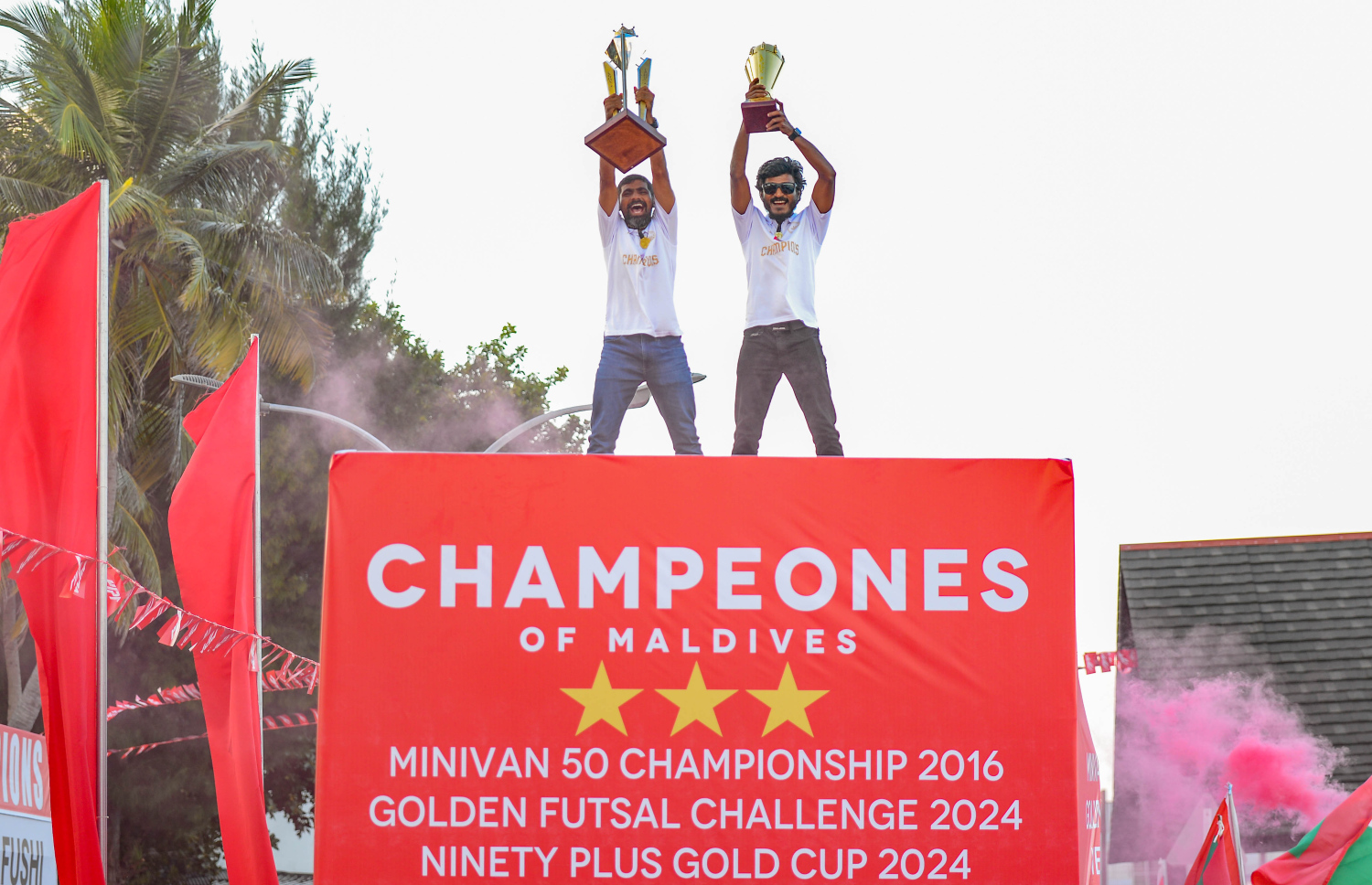 ބ. އޭދަފުށި ފުޓްބޯޅަ ޓީމު އިއްޔެ ހަވީރު އެރަށަށް ދިއުމުން ކުރިއަށް ގެންދިޔަ ޕެރޭޑްގައި، ކެޕްޓަން އިޝާން އިބްރާހިމް (ސައްޓު) އާއި ވައިސް ކެޕްޓަން މުހައްމަދު ފާސިރު (ފާއްޓޭ).--- ފޮޓޯ: އަހުމަދު ޔާނިއު