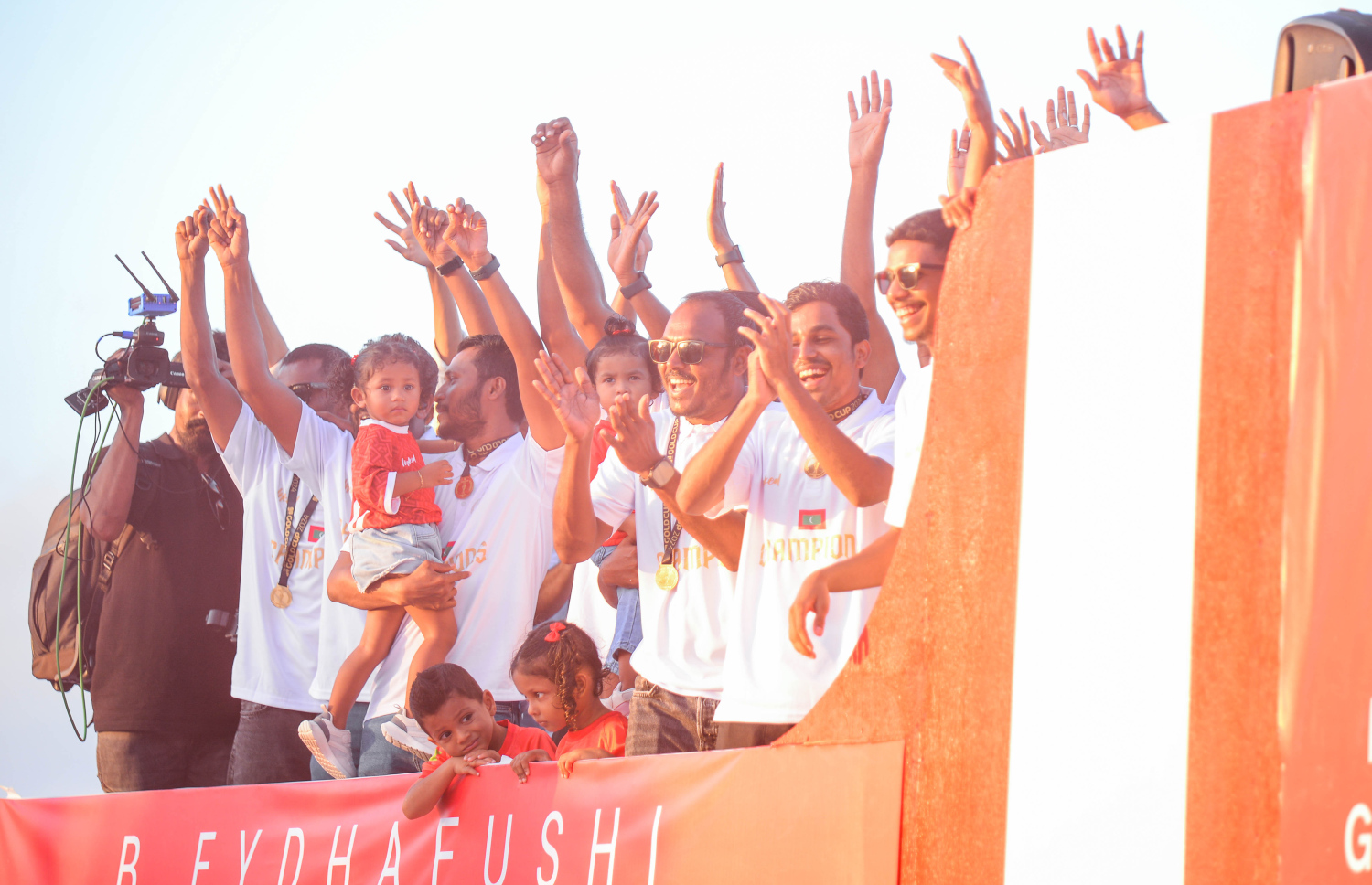 ނައިންޓީ ޕްލަސް ގޯލްޑް ކަޕް ކާމިޔާބުކުރި ބ. އޭދަފުށި ފުޓްބޯޅަ ޓީމު އިއްޔެ ހަވީރު އެރަށަށް ދިއުމުން ކުރިއަށް ގެންދިޔަ ޓްރޮފީ ޕެރޭޑްގެ ތެރެއިން.--- ފޮޓޯ: އަހުމަދު ޔާނިއު