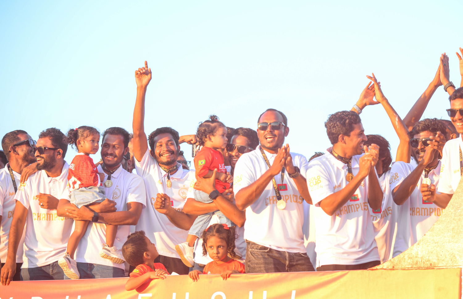 ނައިންޓީ ޕްލަސް ގޯލްޑް ކަޕް ކާމިޔާބުކުރި ބ. އޭދަފުށި ފުޓްބޯޅަ ޓީމު އިއްޔެ ހަވީރު އެރަށަށް ދިއުމުން ކުރިއަށް ގެންދިޔަ ޓްރޮފީ ޕެރޭޑްގެ ތެރެއިން.--- ފޮޓޯ: އަހުމަދު ޔާނިއު