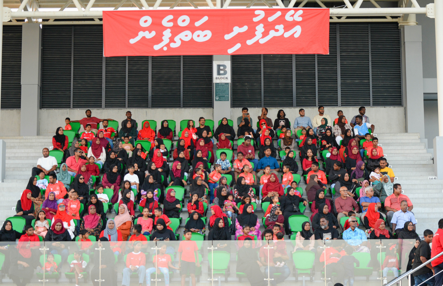 ނައިންޓީ ޕްލަސް ގޯލްޑް ކަޕް ކާމިޔާބުކުރި ބ. އޭދަފުށި ފުޓްބޯޅަ ޓީމު އިއްޔެ ހަވީރު އެރަށަށް ދިއުމުން، ރަށުގެ ފުޓްބޯޅަ ސްޓޭޑިއަމްގައި ކުރިއަށް ގެންދިޔަ އުފާފާޅުކުރުމުގެ ހަރަކާތްތަކުގެ ތެރެއިން.--- ފޮޓޯ: އަހުމަދު ޔާނިއު