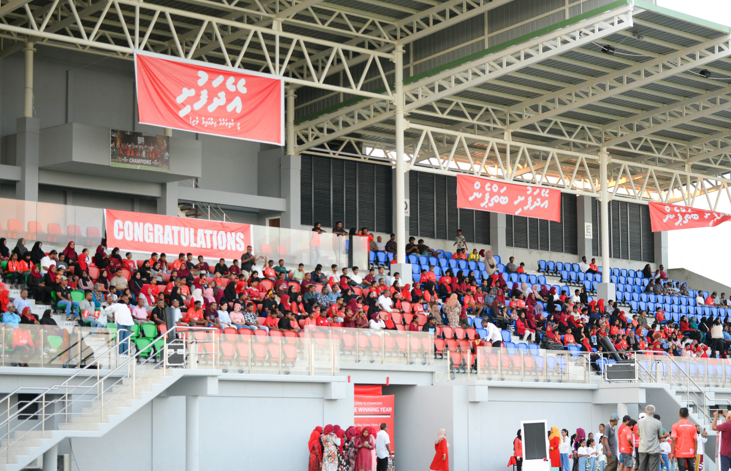 ނައިންޓީ ޕްލަސް ގޯލްޑް ކަޕް ކާމިޔާބުކުރި ބ. އޭދަފުށި ފުޓްބޯޅަ ޓީމު އިއްޔެ ހަވީރު އެރަށަށް ދިއުމުން، ރަށުގެ ފުޓްބޯޅަ ސްޓޭޑިއަމްގައި ކުރިއަށް ގެންދިޔަ އުފާފާޅުކުރުމުގެ ހަރަކާތްތަކުގެ ތެރެއިން.--- ފޮޓޯ: އަހުމަދު ޔާނިއު