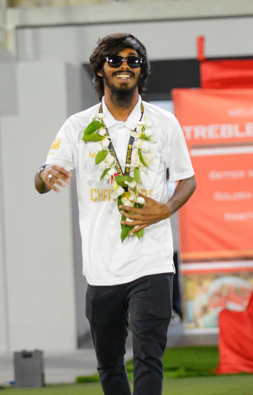 ނައިންޓީ ޕްލަސް ގޯލްޑް ކަޕް ކާމިޔާބުކުރި ބ. އޭދަފުށި ފުޓްބޯޅަ ޓީމުގައި ހިމެނުނު ހުސެއިން ޝަރީފް (މުޑާ).--- ފޮޓޯ: އަހުމަދު ޔާނިއު