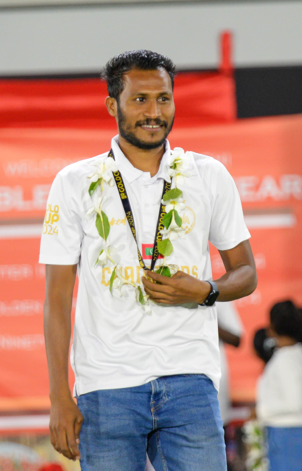 ނައިންޓީ ޕްލަސް ގޯލްޑް ކަޕް ކާމިޔާބުކުރި ބ. އޭދަފުށި ފުޓްބޯޅަ ޓީމުގައި ހިމެނުނު ގައުމީ ޓީމާއި މާޒިޔާގެ ފޯވާޑް ހަމްޒާ މުހައްމަދު (ހަމްޕު)، އޭނާ ވަނީ ފައިނަލް މެޗުގައި އޭދަފުށިން ޖެހި ދެ ގޯލުގައި ވެސް އެހީވެދީފަ.--- ފޮޓޯ: އަހުމަދު ޔާނިއު