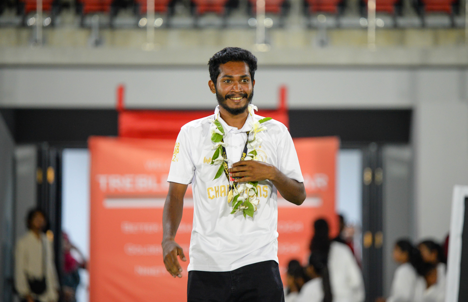 ނައިންޓީ ޕްލަސް ގޯލްޑް ކަޕް ކާމިޔާބުކުރި ބ. އޭދަފުށި ފުޓްބޯޅަ ޓީމުގައި ހިމެނުނު ގައުމީ ޓީމާއި މާޒިޔާގެ ޑިފެންޑަރު ހައިޝަމް ހަސަން (ބިޑި).--- ފޮޓޯ: އަހުމަދު ޔާނިއު