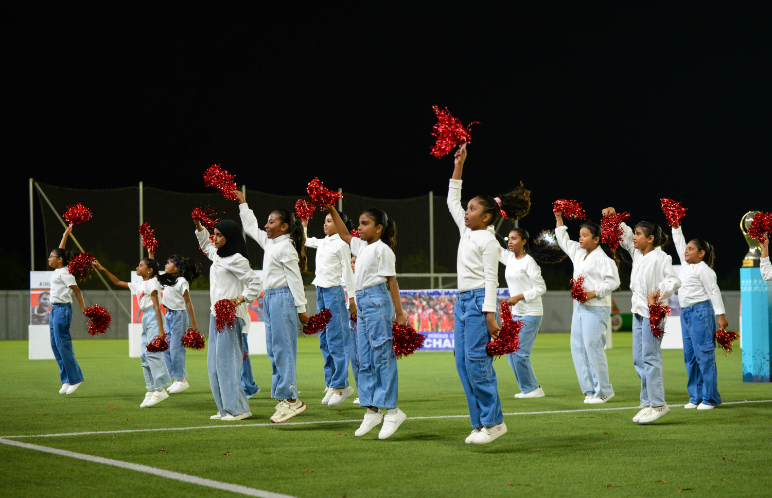 ނައިންޓީ ޕްލަސް ގޯލްޑް ކަޕް ކާމިޔާބުކުރި ބ. އޭދަފުށި ފުޓްބޯޅަ ޓީމަށް މަރުހަބާ ކިޔުމުގެ ގޮތުން އެ ރަށުގެ ފުޓްބޯޅަ ސްޓޭޑިއަމްގައި ކުރިއަށް ގެންދިޔަ އުފާފާޅުކުރުމުގެ ހަރަކާތްތަކުގެތެރެއިން.--- ފޮޓޯ: އަހުމަދު ޔާނިއު