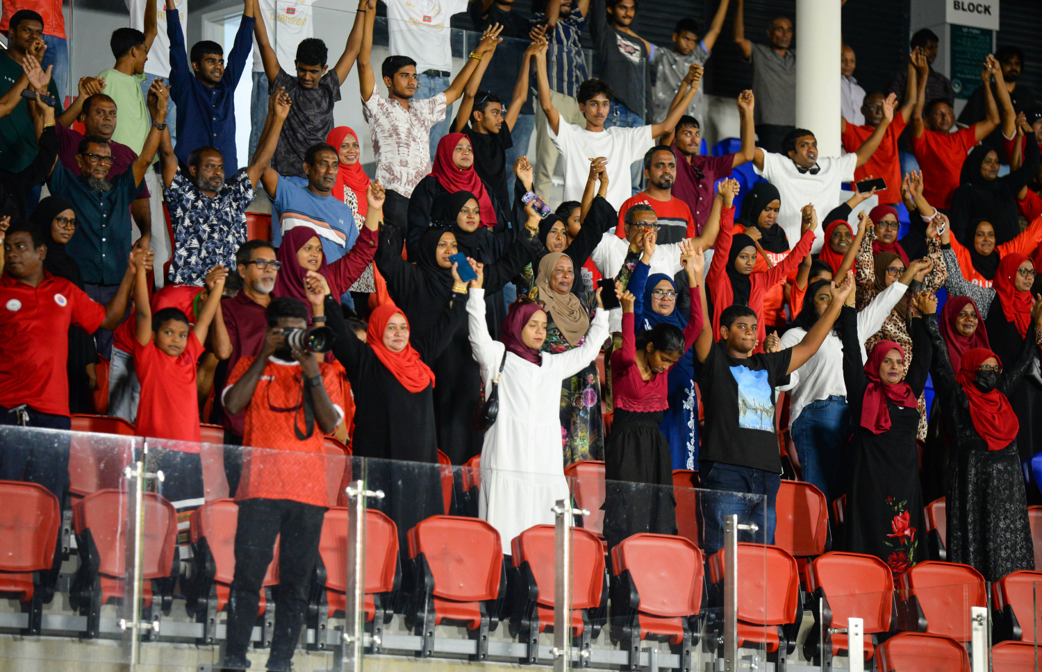 ނައިންޓީ ޕްލަސް ގޯލްޑް ކަޕް ކާމިޔާބުކުރި ބ. އޭދަފުށި ފުޓްބޯޅަ ޓީމަށް މަރުހަބާ ކިޔުމުގެ ގޮތުން އެ ރަށުގެ ފުޓްބޯޅަ ސްޓޭޑިއަމްގައި ކުރިއަށް ގެންދިޔަ އުފާފާޅުކުރުމުގެ ހަރަކާތްތަކުގެތެރެއިން.--- ފޮޓޯ: އަހުމަދު ޔާނިއު