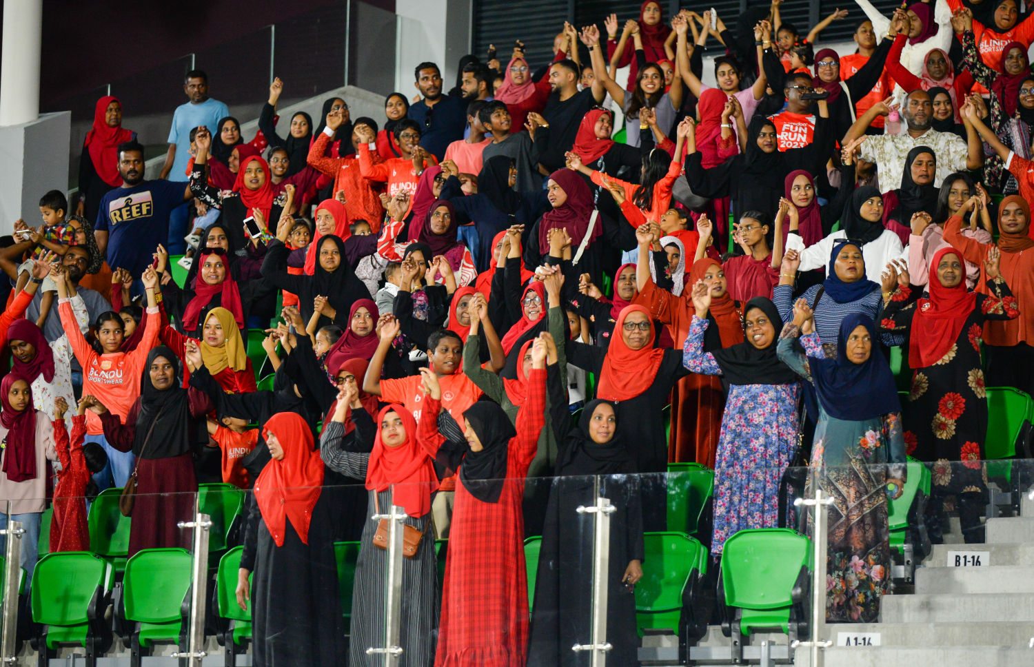 ނައިންޓީ ޕްލަސް ގޯލްޑް ކަޕް ކާމިޔާބުކުރި ބ. އޭދަފުށި ފުޓްބޯޅަ ޓީމަށް މަރުހަބާ ކިޔުމުގެ ގޮތުން އެ ރަށުގެ ފުޓްބޯޅަ ސްޓޭޑިއަމްގައި ކުރިއަށް ގެންދިޔަ އުފާފާޅުކުރުމުގެ ހަރަކާތްތަކުގެތެރެއިން.--- ފޮޓޯ: އަހުމަދު ޔާނިއު