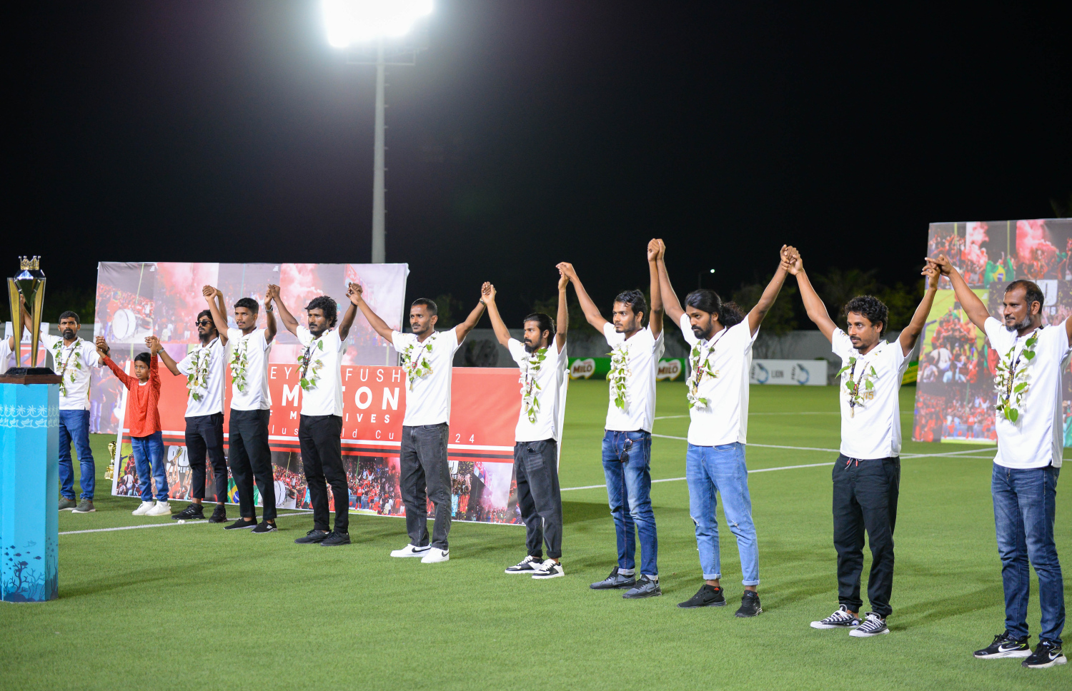 ނައިންޓީ ޕްލަސް ގޯލްޑް ކަޕް ކާމިޔާބުކުރި ބ. އޭދަފުށި ފުޓްބޯޅަ ޓީމަށް މަރުހަބާ ކިޔުމުގެ ގޮތުން އެ ރަށުގެ ފުޓްބޯޅަ ސްޓޭޑިއަމްގައި ކުރިއަށް ގެންދިޔަ އުފާފާޅުކުރުމުގެ ހަރަކާތްތަކުގެތެރެއިން.--- ފޮޓޯ: އަހުމަދު ޔާނިއު