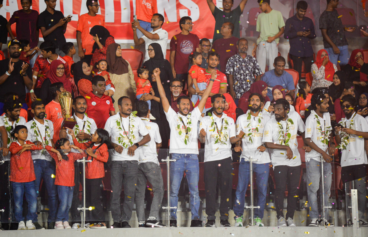 ނައިންޓީ ޕްލަސް ގޯލްޑް ކަޕް ކާމިޔާބުކުރި ބ. އޭދަފުށި ފުޓްބޯޅަ ޓީމަށް މަރުހަބާ ކިޔުމުގެ ގޮތުން އެ ރަށުގެ ފުޓްބޯޅަ ސްޓޭޑިއަމްގައި ކުރިއަށް ގެންދިޔަ އުފާފާޅުކުރުމުގެ ހަރަކާތްތަކުގެތެރެއިން.--- ފޮޓޯ: އަހުމަދު ޔާނިއު