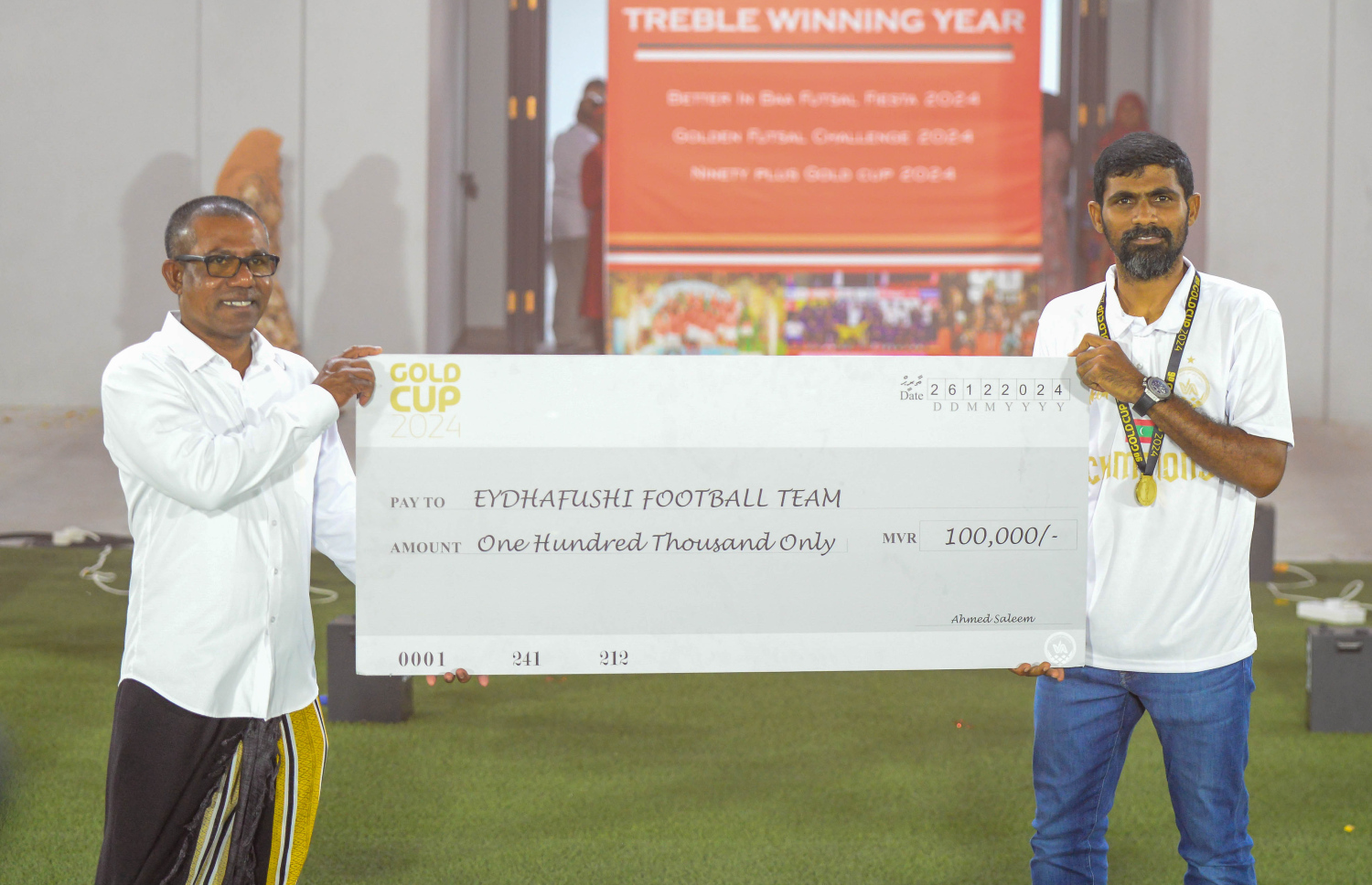 ނައިންޓީ ޕްލަސް ގޯލްޑް ކަޕް ކާމިޔާބުކުރި ބ. އޭދަފުށި ފުޓްބޯޅަ ޓީމަށް މަރުހަބާ ކިޔުމުގެ ގޮތުން އެ ރަށުގެ ފުޓްބޯޅަ ސްޓޭޑިއަމްގައި ކުރިއަށް ގެންދިޔަ އުފާފާޅުކުރުމުގެ ހަރަކާތްތަކުގެތެރެއިން.--- ފޮޓޯ: އަހުމަދު ޔާނިއު