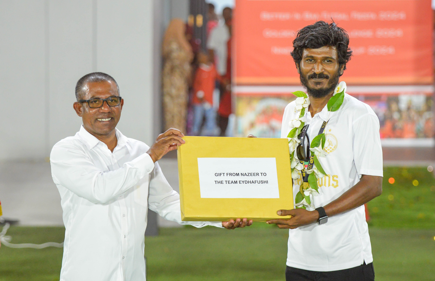 ނައިންޓީ ޕްލަސް ގޯލްޑް ކަޕް ކާމިޔާބުކުރި ބ. އޭދަފުށި ފުޓްބޯޅަ ޓީމަށް މަރުހަބާ ކިޔުމުގެ ގޮތުން އެ ރަށުގެ ފުޓްބޯޅަ ސްޓޭޑިއަމްގައި ކުރިއަށް ގެންދިޔަ އުފާފާޅުކުރުމުގެ ހަރަކާތްތަކުގެތެރެއިން.--- ފޮޓޯ: އަހުމަދު ޔާނިއު