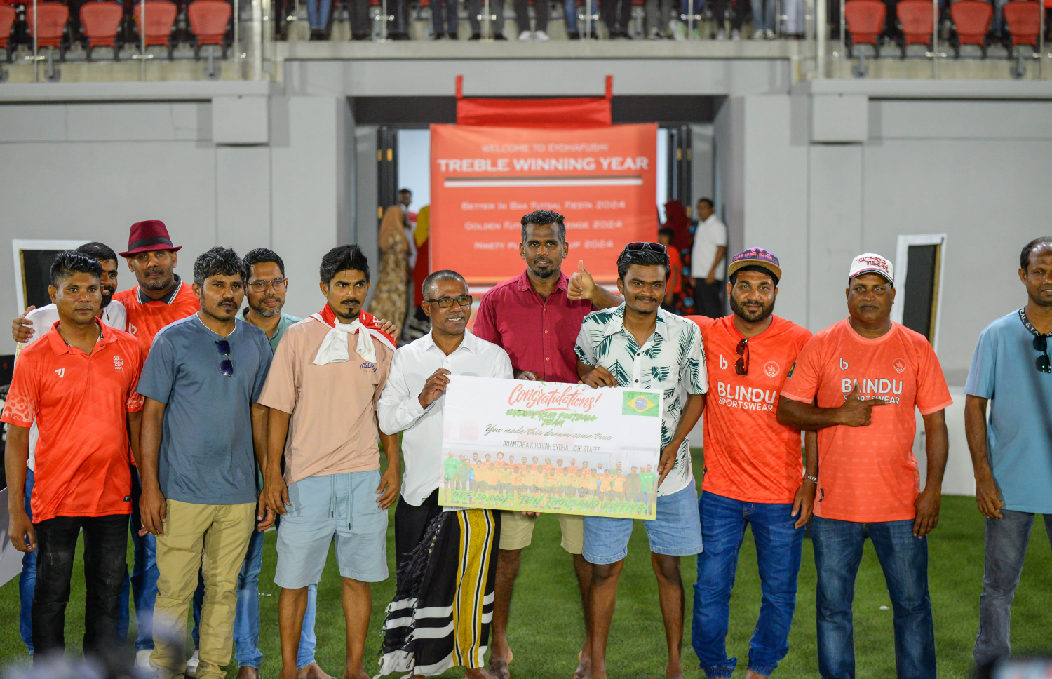 ނައިންޓީ ޕްލަސް ގޯލްޑް ކަޕް ކާމިޔާބުކުރި ބ. އޭދަފުށި ފުޓްބޯޅަ ޓީމަށް މަރުހަބާ ކިޔުމުގެ ގޮތުން އެ ރަށުގެ ފުޓްބޯޅަ ސްޓޭޑިއަމްގައި ކުރިއަށް ގެންދިޔަ އުފާފާޅުކުރުމުގެ ހަރަކާތްތަކުގެތެރެއިން.--- ފޮޓޯ: އަހުމަދު ޔާނިއު