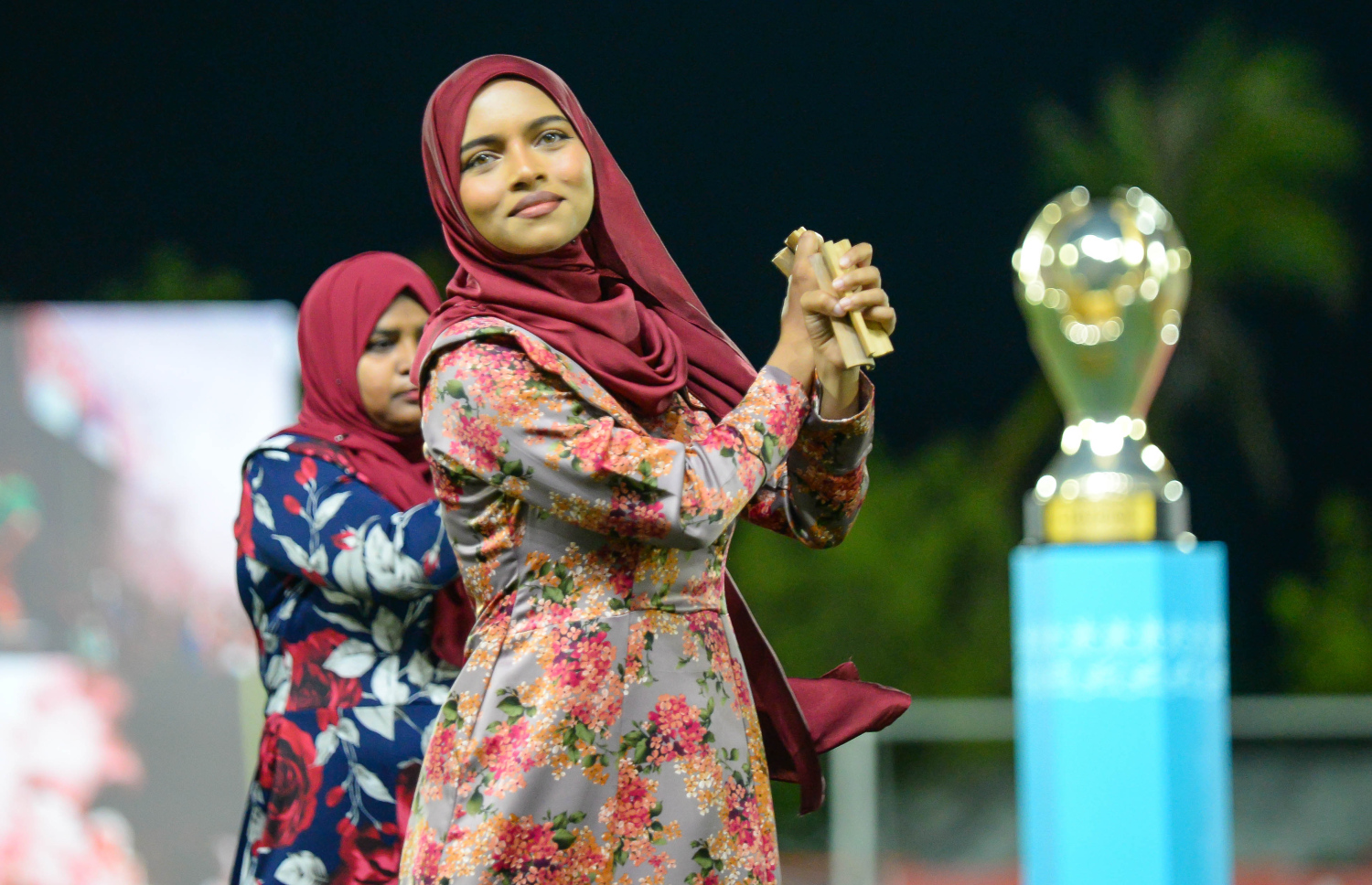 ނައިންޓީ ޕްލަސް ގޯލްޑް ކަޕް ކާމިޔާބުކުރި ބ. އޭދަފުށި ފުޓްބޯޅަ ޓީމަށް މަރުހަބާ ކިޔުމުގެ ގޮތުން އެ ރަށުގެ ފުޓްބޯޅަ ސްޓޭޑިއަމްގައި ކުރިއަށް ގެންދިޔަ އުފާފާޅުކުރުމުގެ ހަރަކާތްތަކުގެތެރެއިން.--- ފޮޓޯ: އަހުމަދު ޔާނިއު