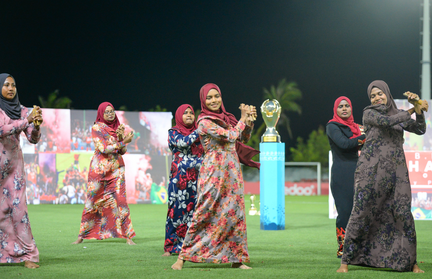 ނައިންޓީ ޕްލަސް ގޯލްޑް ކަޕް ކާމިޔާބުކުރި ބ. އޭދަފުށި ފުޓްބޯޅަ ޓީމަށް މަރުހަބާ ކިޔުމުގެ ގޮތުން އެ ރަށުގެ ފުޓްބޯޅަ ސްޓޭޑިއަމްގައި ކުރިއަށް ގެންދިޔަ އުފާފާޅުކުރުމުގެ ހަރަކާތްތަކުގެތެރެއިން.--- ފޮޓޯ: އަހުމަދު ޔާނިއު